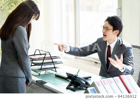 權力騷擾老闆 64116912