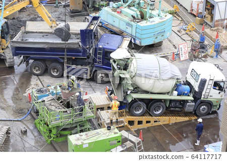 施工現場基礎工作混凝土澆築 施工現場基礎工作混凝土澆築 64117717