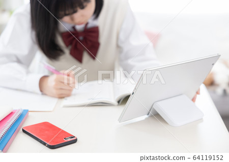 女學生在家學習 女學生在家學習 64119152