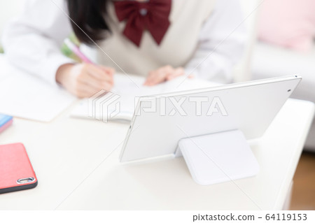 女學生在家學習 女學生在家學習 64119153