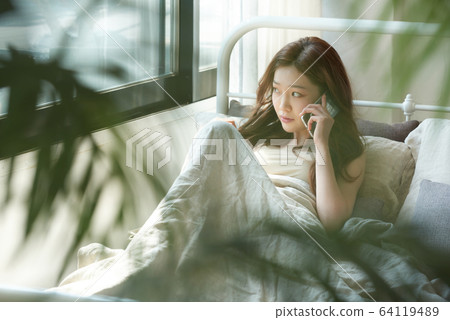 少婦窗口臥室放鬆的早晨電話 少婦窗口臥室放鬆的早晨電話 64119489