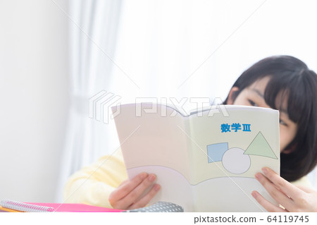 女學生在家學習 64119745