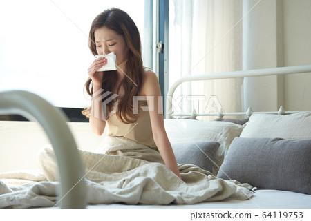 年輕女子窗口臥室咳嗽流鼻涕病毒 年輕女子窗口臥室咳嗽流鼻涕病毒 64119753