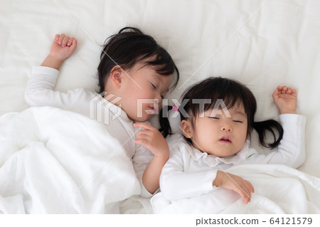 Child nap Child nap 64121579