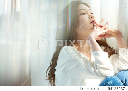 年輕女子窗口陽光美容皮膚美白 年輕女子窗口陽光美容皮膚美白 64122687
