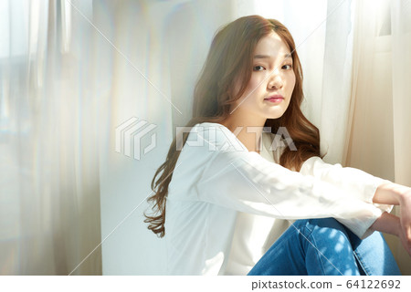 年輕女子窗口陽光美容皮膚美白 年輕女子窗口陽光美容皮膚美白 64122692