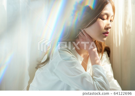 年輕女子窗口陽光美容皮膚美白 年輕女子窗口陽光美容皮膚美白 64122696