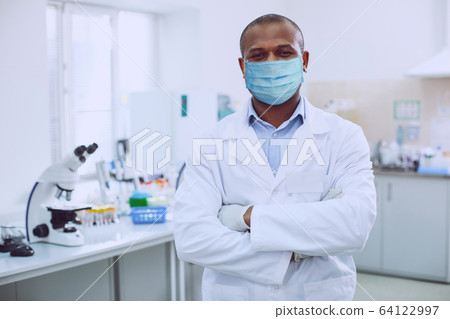 Professional male doctor standing in the lab 64122997