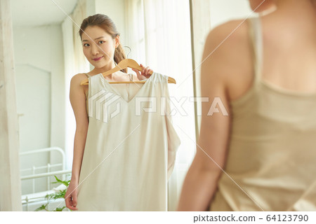 準備出門的年輕女子鏡子鏡子衣服幸福的微笑 準備出門的年輕女子鏡子鏡子衣服幸福的微笑 64123790