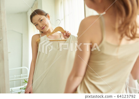 準備出門的年輕女子鏡子鏡子衣服幸福的微笑 64123792