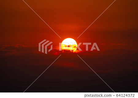 日本橫濱城市景觀新電暈，太陽落在雲層之間= 4月7日，緊急聲明公告 64124372