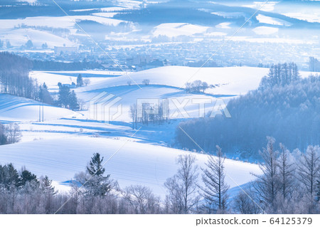 《北海道》北海道冬季，十勝嶽山脈和富良野雪富良野 64125379