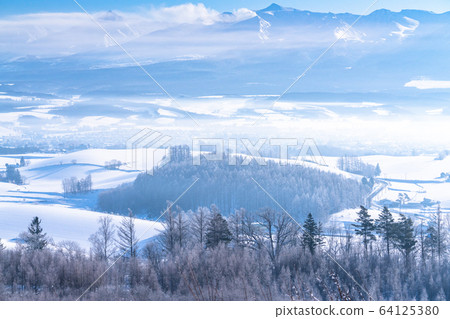 《北海道》北海道冬季，十勝嶽山脈和富良野雪富良野 64125380