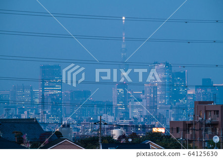 Tokyo cityscape in Japan New Corona "Urban block". Behind the "fence" (high-voltage electric wire), the heart of Tokyo = 7th, an emergency declaration was announced. 64125630