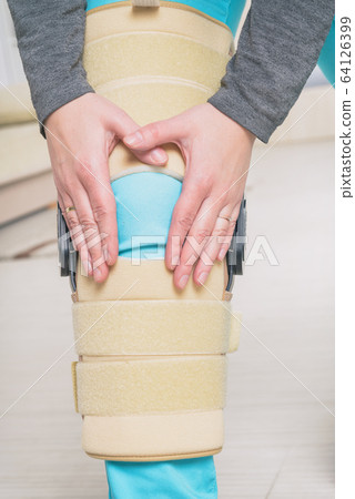 Leg in knee cages Leg in knee cages 64126399