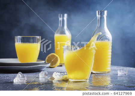 fresh homamade lemonade 64127969