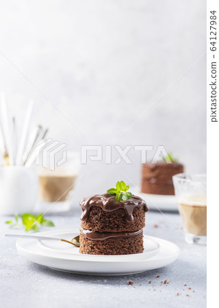 Chocolate mini cake with chocolate ganash and mint 64127984