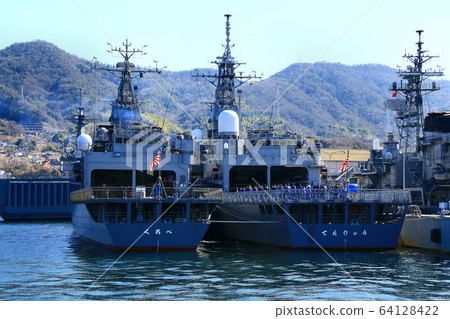 一艘護衛艦停泊在大和號戰艦的故鄉吳市 64128422