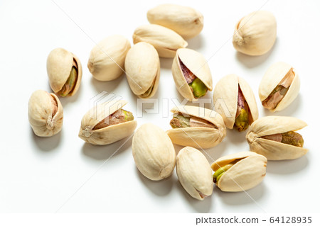 開心果。 (白色背景) 開心果。 (白色背景) 64128935