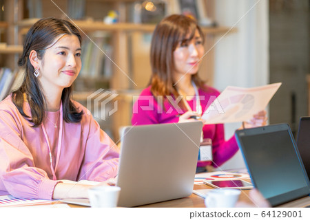 Business scene female Business scene female 64129001