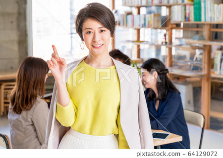 Women pose 64129072