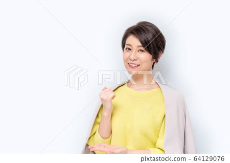 女人擺姿勢 女人擺姿勢 64129076