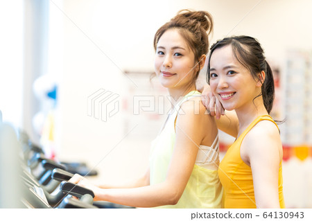 Young woman at the gym 64130943