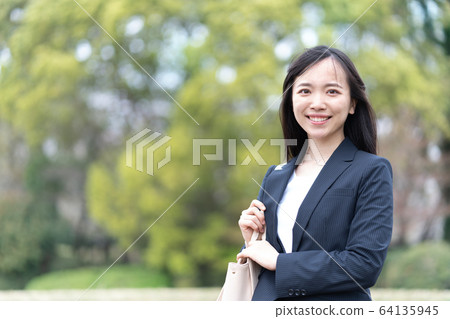 年輕女商人和新鮮綠色 年輕女商人和新鮮綠色 64135945