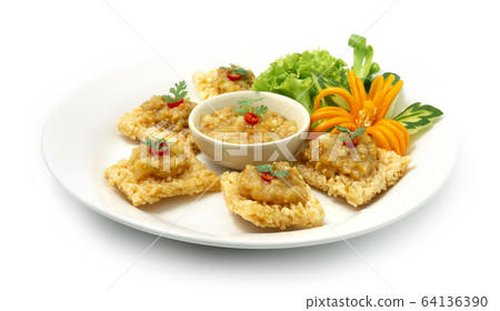 Rice Crackers with Sweet shrimp and pork dipping 64136390