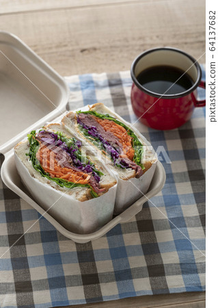 Thick sandwich with vegetables and roast beef Thick sandwich with vegetables and roast beef 64137682