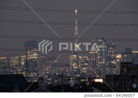 Tokyo cityscape in Japan New Corona "Urban block". Behind the "fence" (high-voltage electric wire), the heart of Tokyo = 7th, an emergency declaration was announced. Tokyo cityscape in Japan New Corona "Urban block". Behind the "fence" (high-voltage electric wire), the heart of Tokyo = 7th, an emergency declaration was announced. 64140057