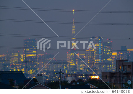 Tokyo cityscape in Japan New Corona "Urban block". Behind the "fence" (high-voltage electric wire), the heart of Tokyo = 7th, an emergency declaration was announced. Tokyo cityscape in Japan New Corona "Urban block". Behind the "fence" (high-voltage electric wire), the heart of Tokyo = 7th, an emergency declaration was announced. 64140058