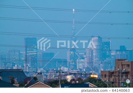 Tokyo cityscape in Japan New Corona "Urban block". Behind the "fence" (high-voltage electric wire), the heart of Tokyo = 7th, an emergency declaration was announced. 64140063