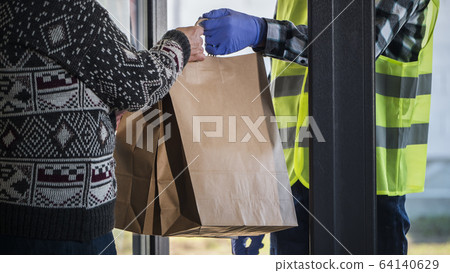 Food delivery from the restaurant during the epidemic 64140629