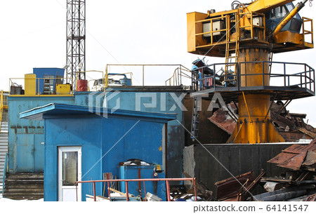 crane to move the scrap metal crane to move the scrap metal 64141547