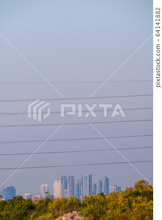 日本新科羅納“城市街區”的東京城市景觀。在“圍欄”（高壓電線）的背後，東京的心臟= 7日，宣布了緊急聲明。 64141882