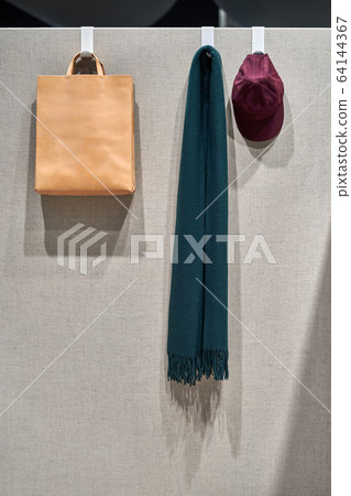 Luminous interior with hangers on gray partition 64144367