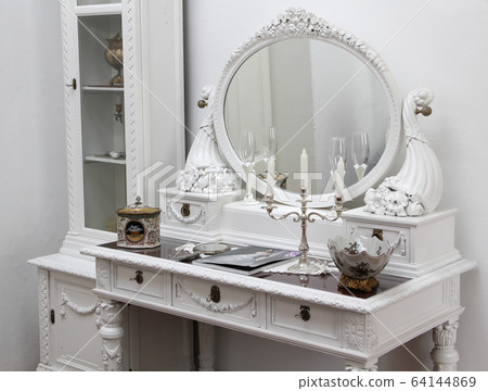 makeup table 64144869