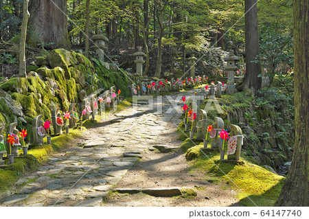 [Kongorinji Sentai Jizo] Matsuo-ji, Aisyo-cho, Aichi-gun, Shiga Prefecture 64147740