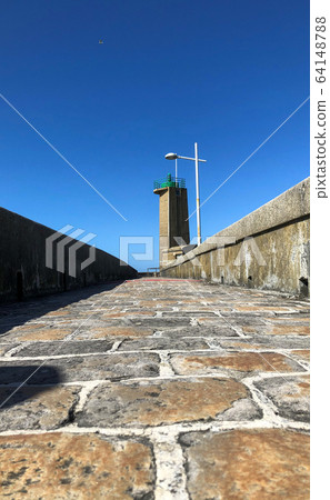 View of the walkway on the pier at the entrance of the Port of Fecamp 64148788