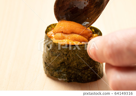 Gunkan纏繞的海膽 Gunkan纏繞的海膽 64149316