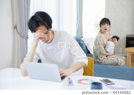 在家工作的企業工作人遠程辦公膝上型計算機夫婦戰鬥 64149882