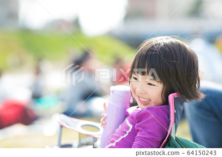 Children drinking canteen 64150243