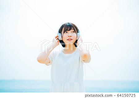 女人在海上聽音樂 女人在海上聽音樂 64150725