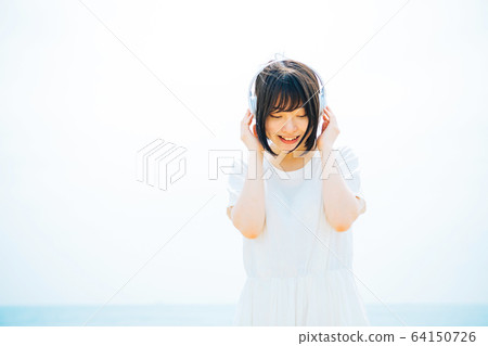 女人在海上聽音樂 女人在海上聽音樂 64150726
