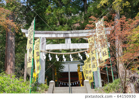神社鳥居門的圖像（Sa玉縣秩父市和度黑屋） 64150930