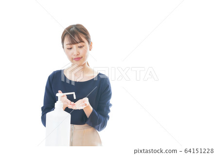 做酒精消毒的手的年輕女子 64151228