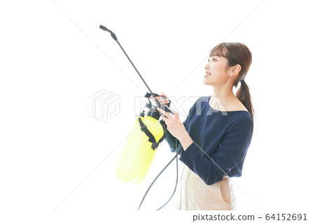 使用消毒劑的年輕商業女人 64152691