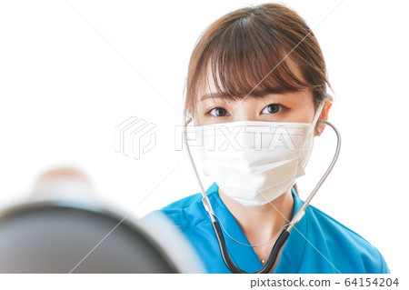 戴著口罩的醫生治療 戴著口罩的醫生治療 64154204