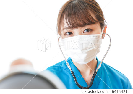 Doctor wearing a mask for medical treatment 64154213